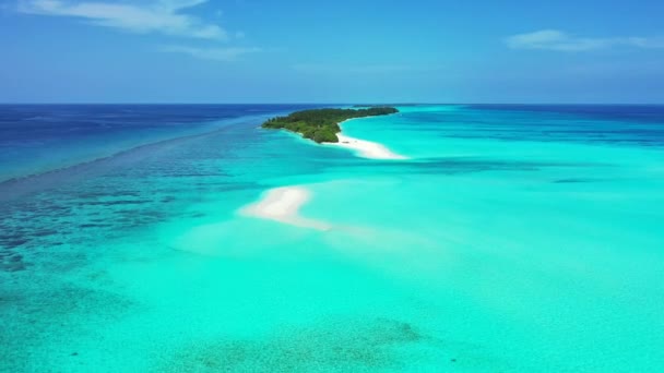 加勒比岛屿的自然背景 在生机勃勃的大海上空飞行的无人驾驶飞机与小岛 — 图库视频影像
