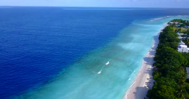 Верхній Вигляд Зеленого Острова Глибоким Блакитним Морем Навколо Природна Сцена — стокове відео