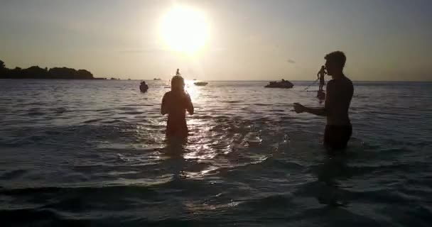 Молодой Человек Женщина Играют Море Водой Закате Прекрасная Пара Отдыхает — стоковое видео