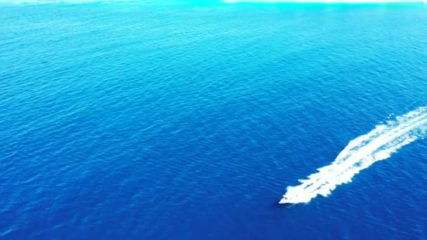 Mavi Denizde Beyaz Bir Yat Endonezya Nın Bali Doğası — Stok video