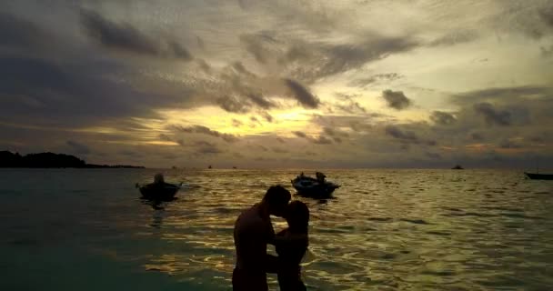 Älskade Par Koppla Den Tropiska Stranden Vid Solnedgången Bali — Stockvideo