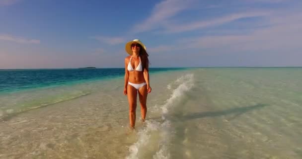 Jeune Femme Bikini Blanc Bord Mer Aux Maldives — Video