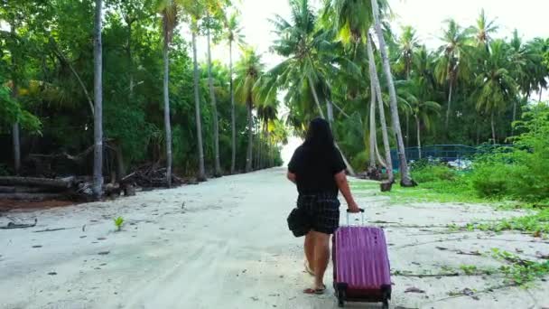 Conceito Férias Verão Mulher Caminhando Praia Tropical Com Mala — Vídeo de Stock