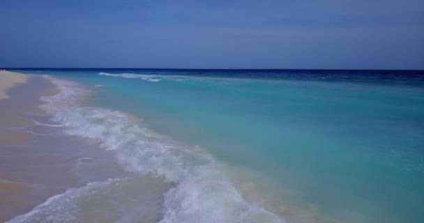 海滩上有透明平静的海水 马来西亚 亚洲的热带性质 — 图库视频影像