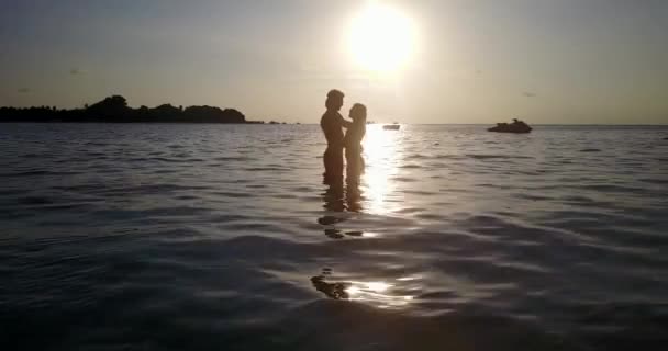 Ευτυχισμένο Ζευγάρι Στέκεται Στον Ωκεανό Ηλιοβασίλεμα — Αρχείο Βίντεο
