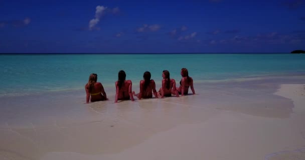 年轻迷人的女人在海滩上放松一下 明亮的沙滩 蓝色的天空和水晶般的大海 热带海滩度假概念 — 图库视频影像