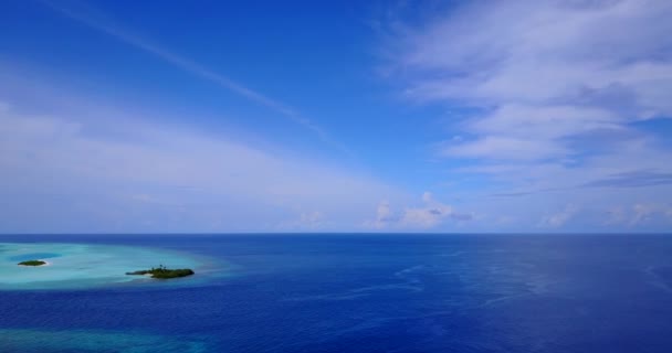 Vibrante Mar Con Pequeña Isla Verde Trasfondo Natural Exótico Del — Vídeo de stock