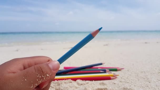 Personne Tenant Des Crayons Colorés Sur Plage Nature République Dominicaine — Video