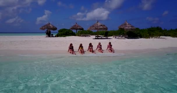 Video Ragazze Abbronzate Bikini Sdraiate Sulla Spiaggia Sabbia Bianca Prendere — Video Stock