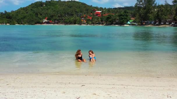 Dos Hermosas Chicas Teniendo Buen Rato Sentado Agua Playa — Vídeo de stock