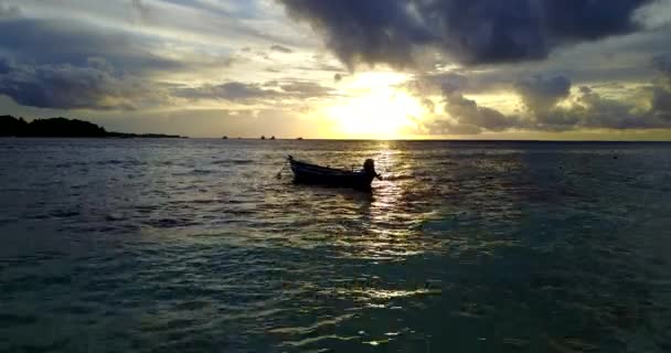 Eenzame Boot Swingend Zee Golven Bij Zonsondergang — Stockvideo