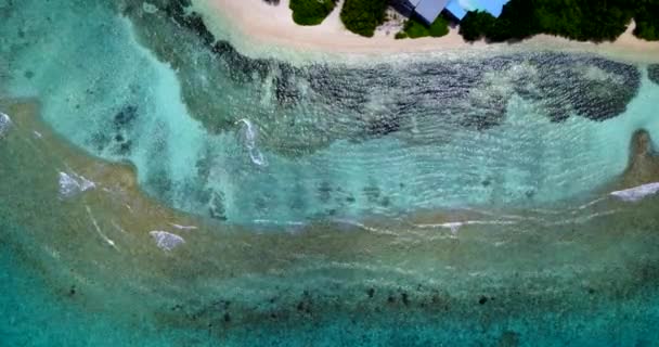 Vista Superior Costa Exótica Com Águas Cristalinas Ondas Meio Dia — Vídeo de Stock