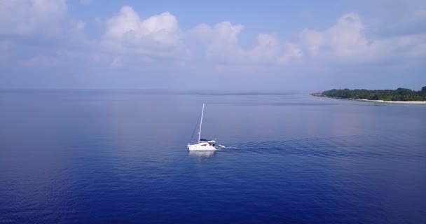 青い海を進む白いヨットの空中映像 モルディブ 南アジアの海景 — ストック動画