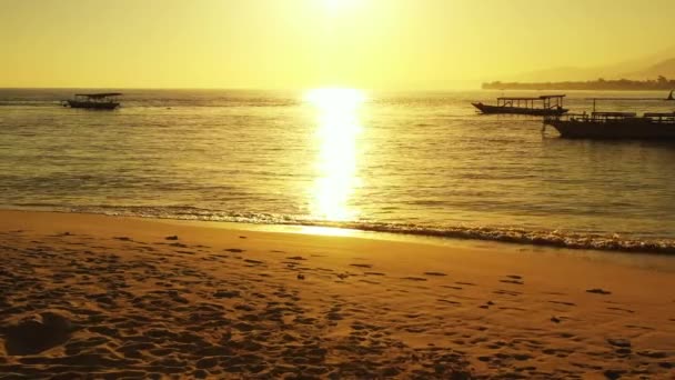 Ljus Gyllene Solnedgång Vid Havet Med Parkerade Båtar Stranden Sommarresa — Stockvideo