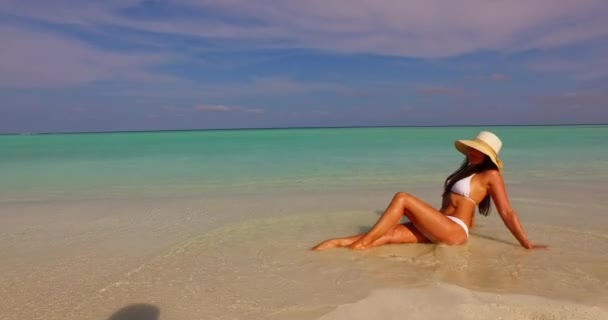 Mujer Joven Bikini Blanco Orilla Del Mar Maldivas — Vídeo de stock