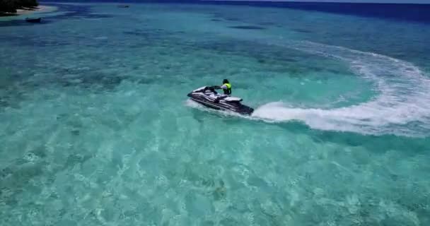 Antenn Visa Video Mannen Hastighet Skoter Havet — Stockvideo