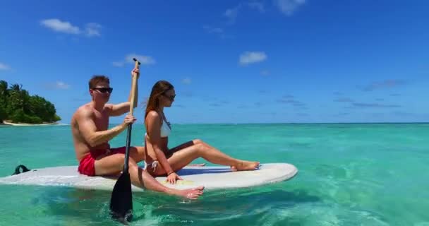 Bel Océan Tropical Avec Eau Cristalline Couple Romantique Amoureux Profitant — Video