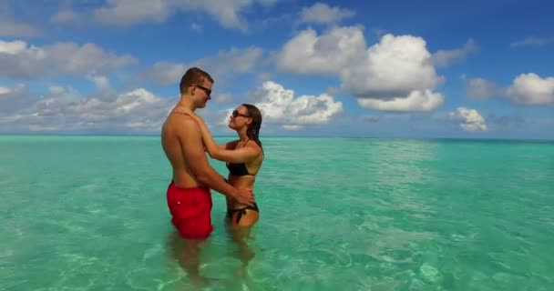Huwelijksreis Paar Rusten Genieten Van Zomervakantie Malediven Eiland — Stockvideo