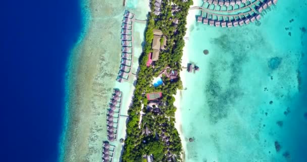 岩の海岸と熱帯居住島の青い海の眺め ボラへの旅行 フランス領ポリネシア — ストック動画