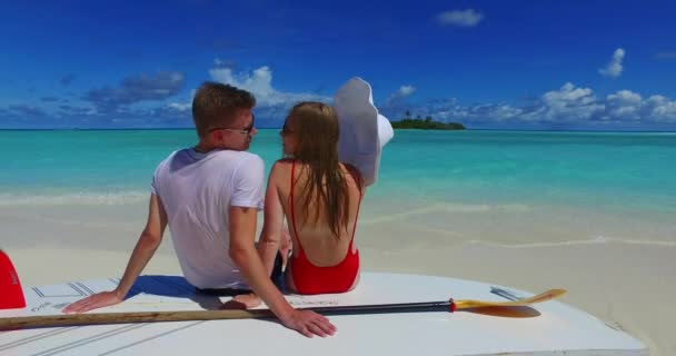 Romantický Pár Tropické Pláži — Stock video