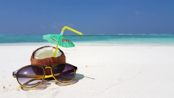Kokosgetränk Mit Sonnenbrille Strand Sommerliche Entspannung Auf Bali — Stockvideo