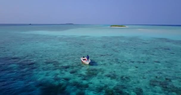 在蓝色海的机动船上 游客们正在挖掘 在马尔代夫 南亚度假 — 图库视频影像