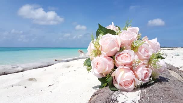 Bellissimo Bouquet Rose Sfondo Spiaggia — Video Stock