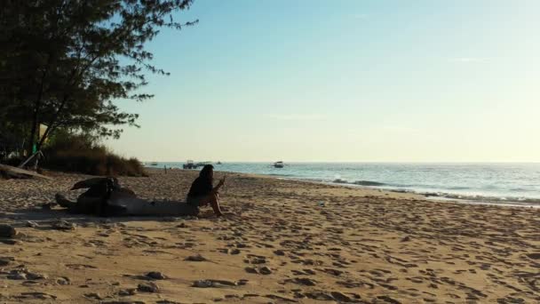 Mulher Relaxada Sentada Desfrutando Sol Liberdade Vida Uma Bela Praia — Vídeo de Stock