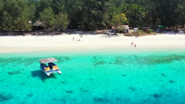 Turistas Banhos Sol Relaxante Praia Com Barco Atracado Primeiro Plano — Vídeo de Stock