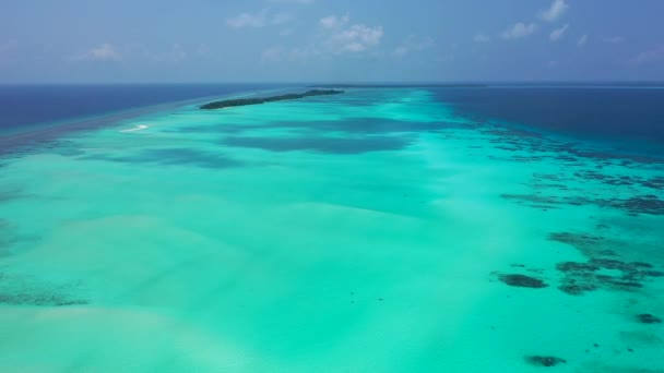 美しい海を持つパラダイス島の空中ビュー — ストック動画