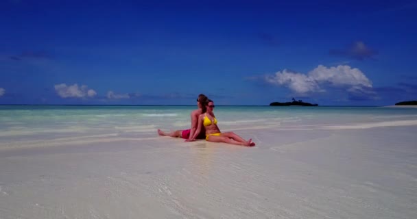 몰디브의 모래사장에서 재미있게 잘생긴 남성과 아름다운 — 비디오