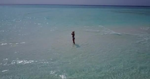 Vista Aérea Mujer Bikini Caminando Agua Las Islas Tropicales — Vídeos de Stock