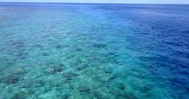 蓝色海浪带岩石沙质珊瑚底部移动的顶部视图 前往印度尼西亚的旅行 — 图库视频影像