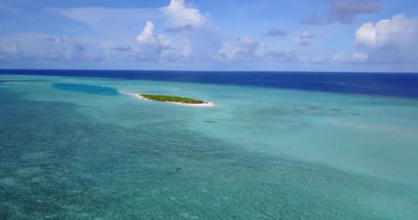 柔らかい日差しを持つターコイズブルーの海 バリ島の夏の海の景色 インドネシア — ストック動画