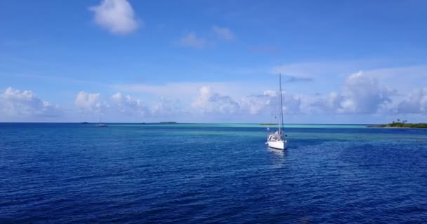 Beeldmateriaal Van Een Wit Jacht Blauwe Zee Landschappelijk Zeezicht Malediven — Stockvideo