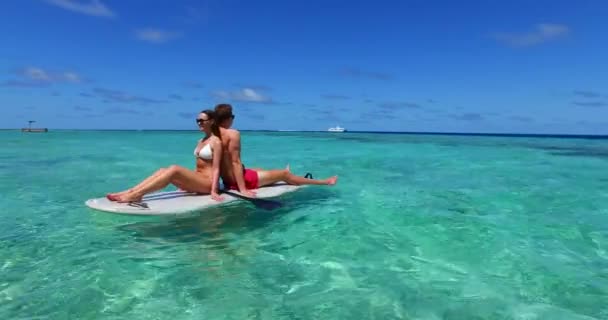 Jovem Mulher Nadam Prancha Mar Casal Bonito Descansando Resort Tropical — Vídeo de Stock