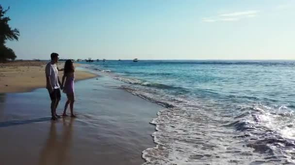 Encantador Jovem Casal Desfrutando Férias Relaxando Bela Praia Tropical Perto — Vídeo de Stock