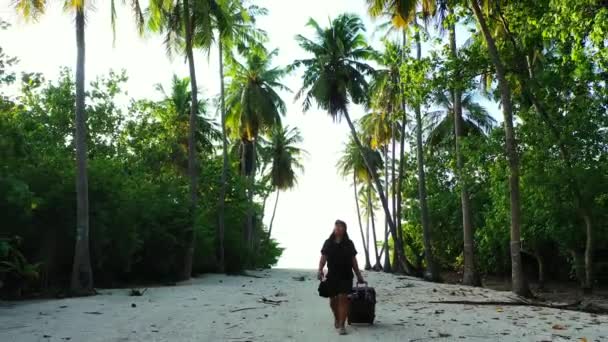 Femme Marchant Avec Valise Île Tropicale — Video