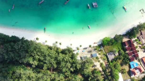 Widok Góry Wyspy Zaparkowanych Łodzi Brzegu Tropikalna Podróż Bali Indonezja — Wideo stockowe