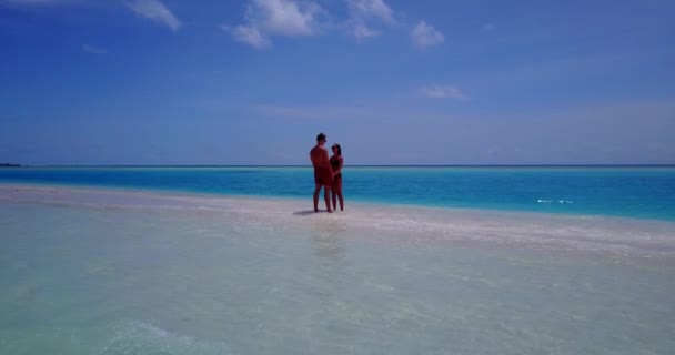 熱帯の砂浜の海岸線で休暇を楽しんで素敵な若いカップル 旅行のコンセプトビデオ — ストック動画