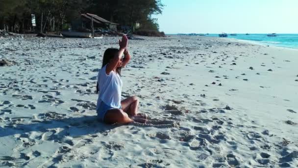 女孩坐在沙滩上做瑜伽 — 图库视频影像