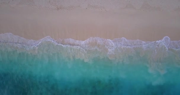 具有波纹的透明蓝色海水表面 前往加勒比安提瓜的异国情调 — 图库视频影像