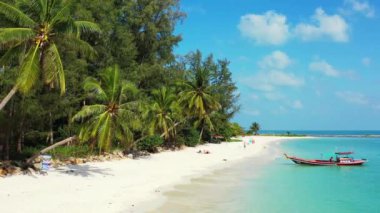 Huzurlu bir sabah sahili. Bora Bora 'ya Yolculuk, Fransız Polinezyası.