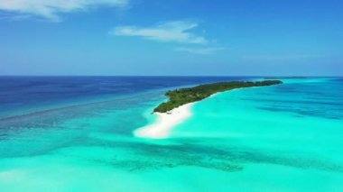 Parlak deniz manzarası yukarıdan görülüyor. Tayland, Asya 'da yaz tatili.