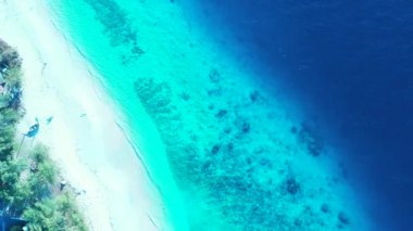 Canlı turkuaz kıyı şeridi. Bora Bora 'ya seyahat, Fransız Polinezyası.