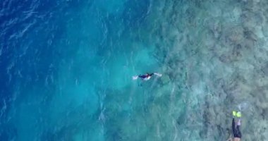 Kristal okyanusta yüzen sevgili ve erkek arkadaş manzarası, yaz seyahati konsepti video klibi 