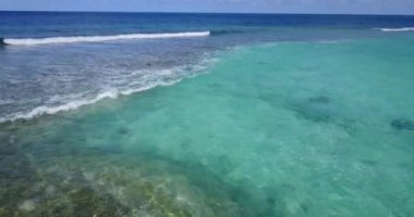 Koşan deniz dalgalarına bakıyorum. Dominik Cumhuriyeti 'nde yaz sahnesi. 