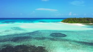 Parlak deniz kenarı doğal arka plan. Bora Bora 'nın egzotik doğası, Fransız Polinezyası. 