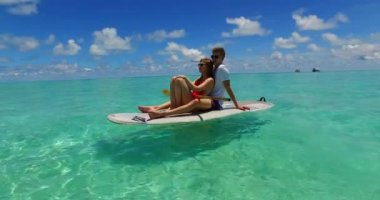 Tropik sahilde romantik bir çift.