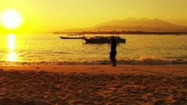 Kumsalda yürüyen bir kadın